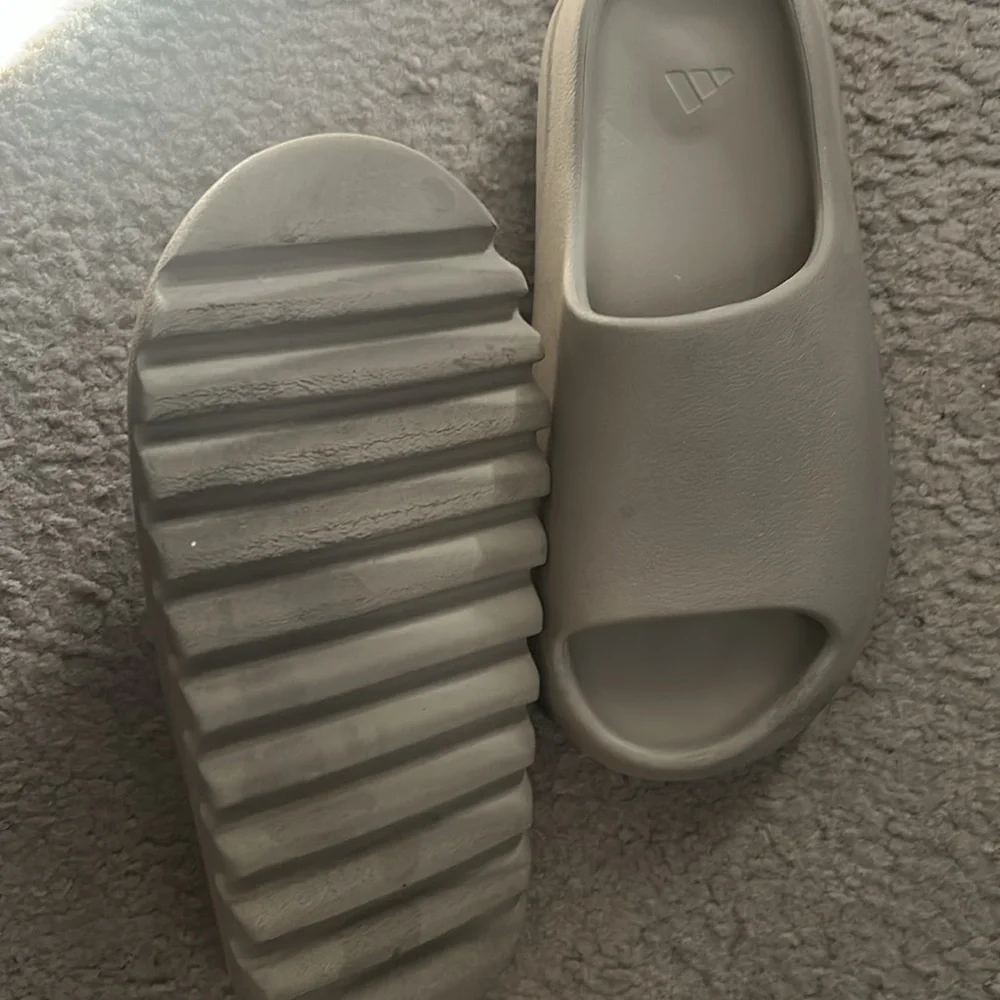 Yeezy slides - Picture 2 of 4